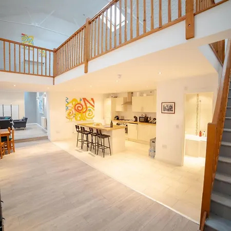Stunning Split-Level Apartment In Heart Of Fulham